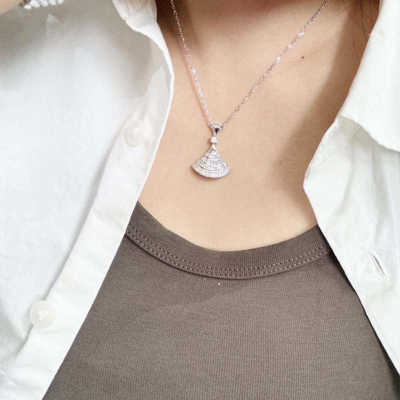 Bv1g*ai necklaces